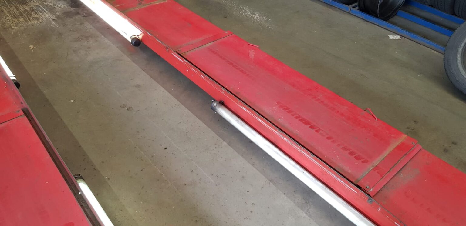 4 koloms hefbrug autobrug Zippo 2405 VW 4000Kg 1997 APK brug uitlijnbrug Rijbaanlengte 475cm