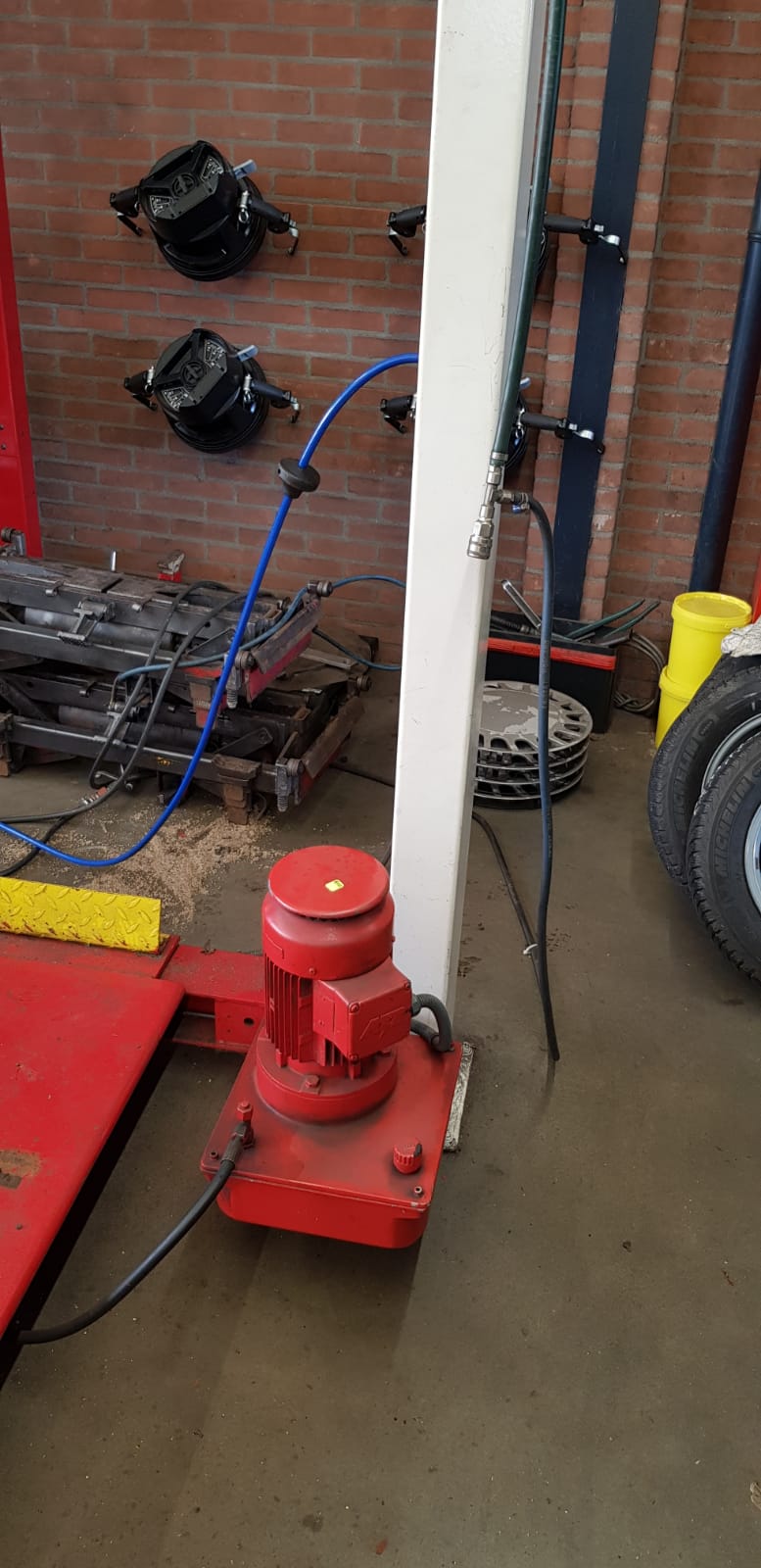4 koloms hefbrug autobrug Zippo 2405 VW 4000Kg 1997 APK brug uitlijnbrug Rijbaanlengte 475cm