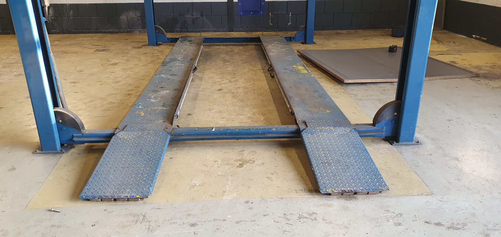 4 koloms hefbrug autobrug Stenhoj 5300 4000Kg 1995 APK Nr 7 breed Rijbaanlengte 465cm