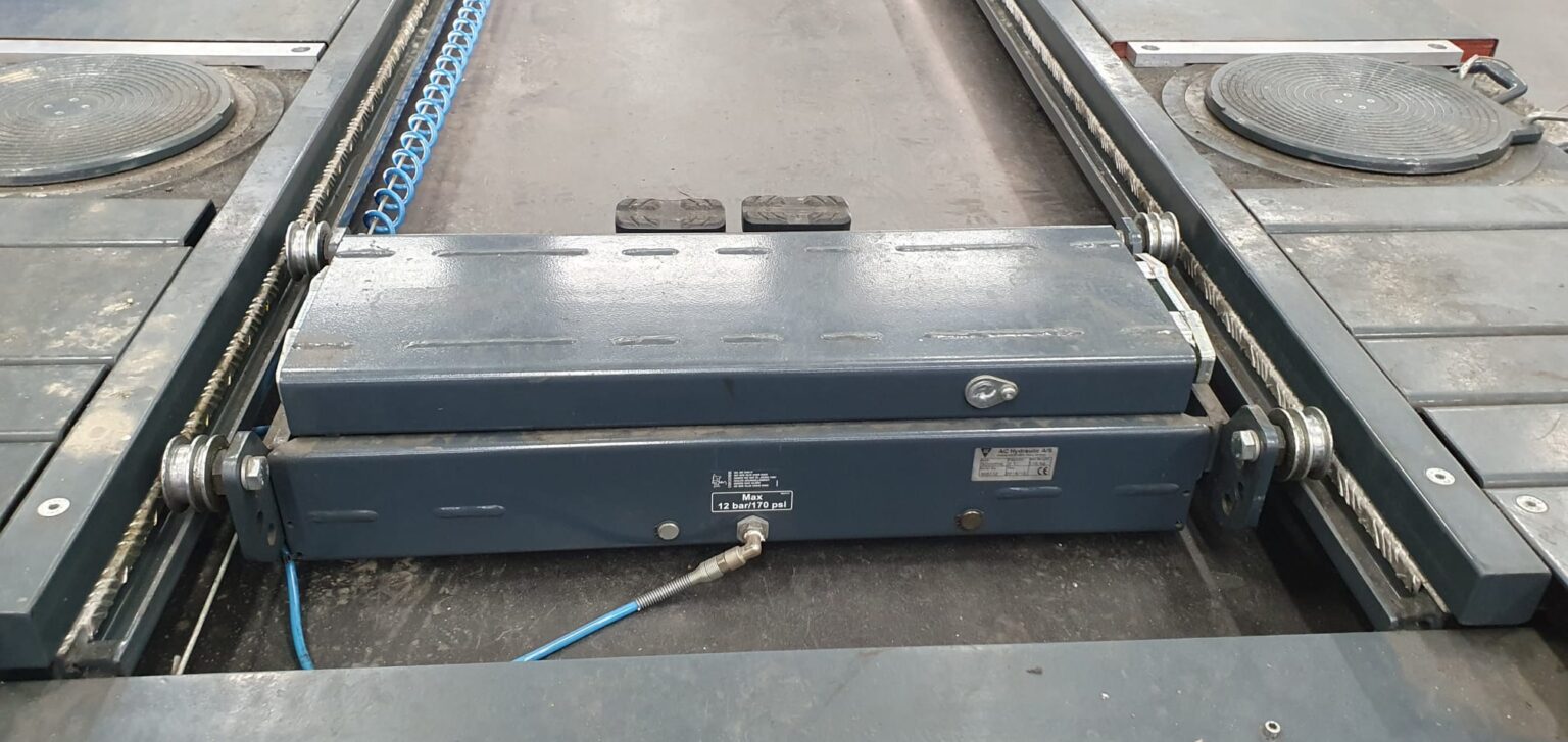 4 koloms hefbrug uitlijnbrug OMCN 401/L 4000Kg 2016 + brugkrik Rijbaanlengte 485cm