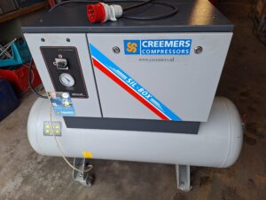 Geluid gedempte Zuigercompressor 450 ltr / min op tank van 200 ltr werkt op krachtstroom 400 V 3 Ph Vaste Prijs € 1400.=